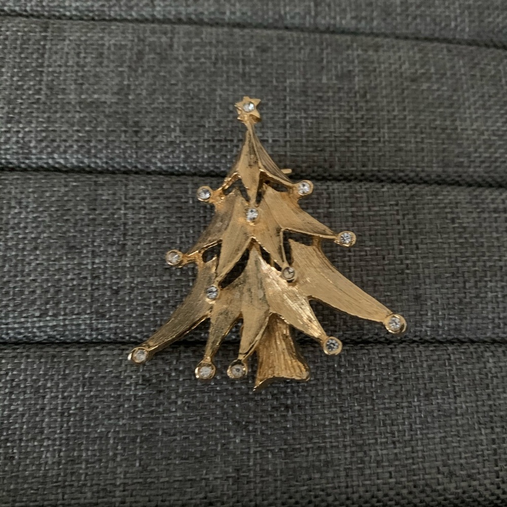 Faux gold inspired Christmas tree broach with gems